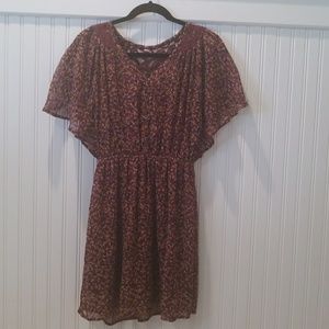 Flowy floral dress with lace details